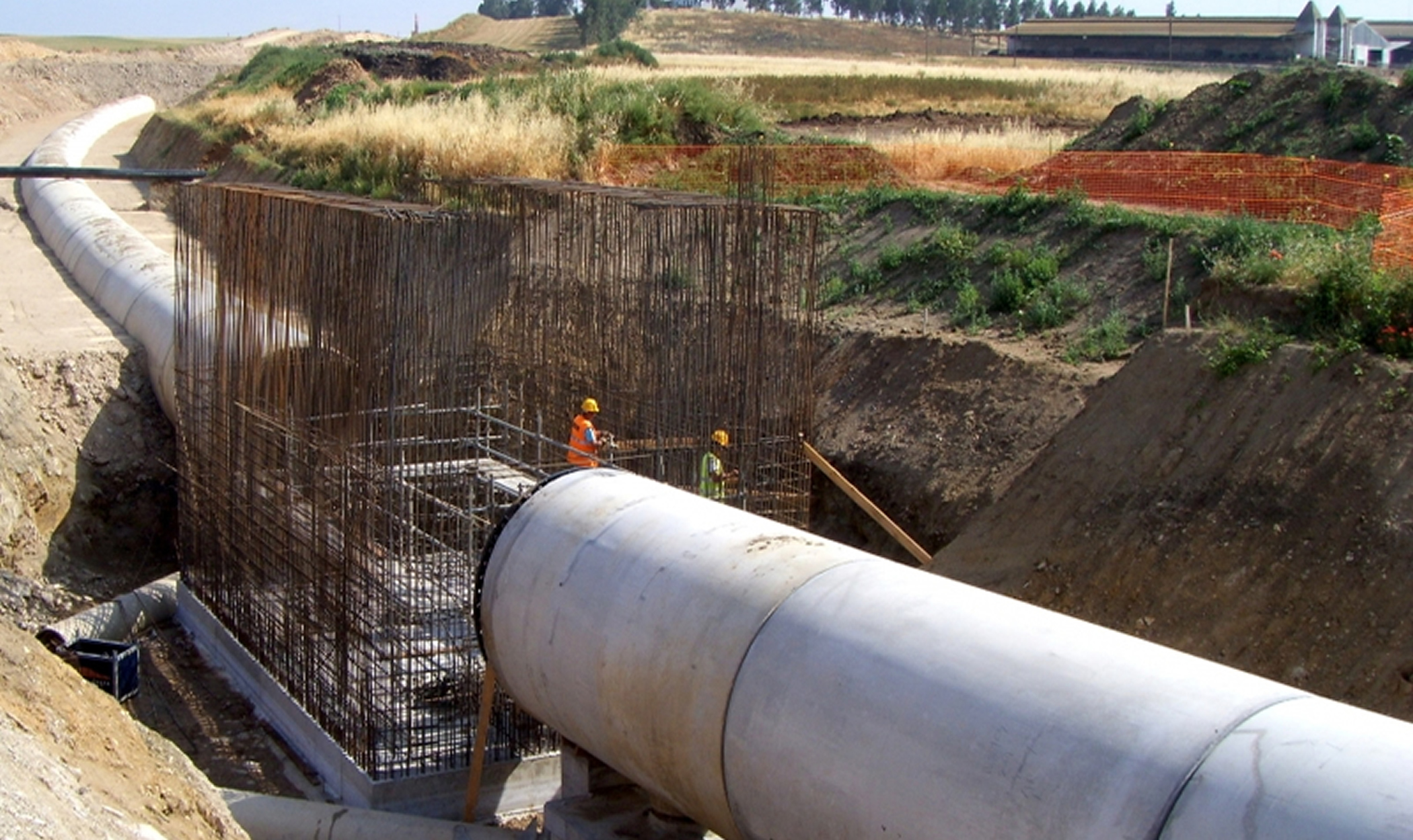 Construção do 2º troco do adutor de Pisão-Roxo