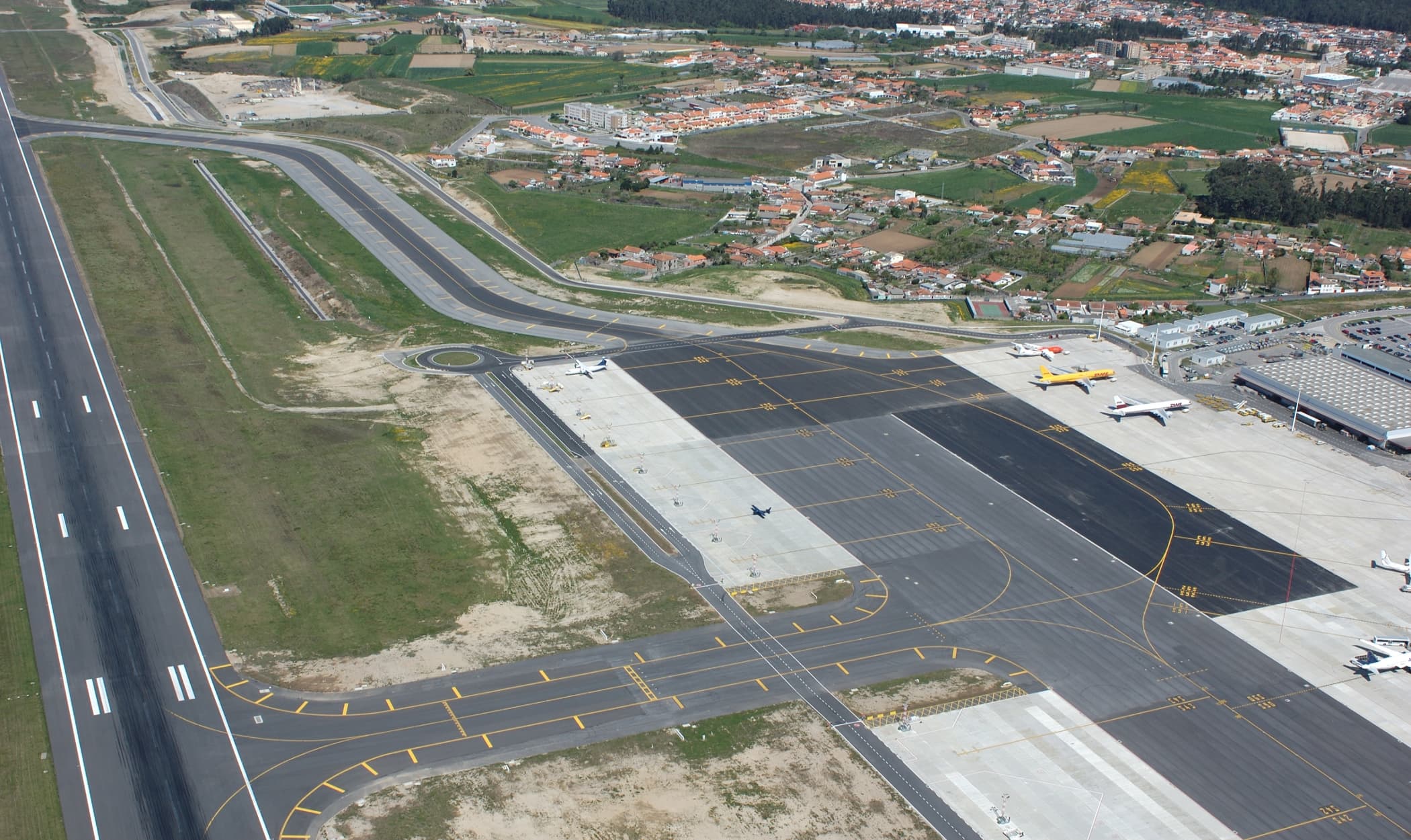 Plataformas e Caminhos de circulação do Aeroporto Sá Carneiro
