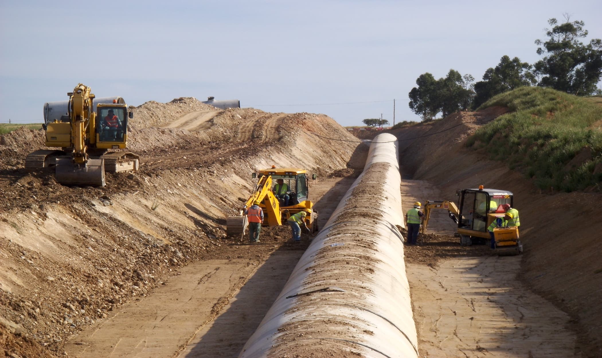 Construção do 2º troco do adutor de Pisão-Roxo