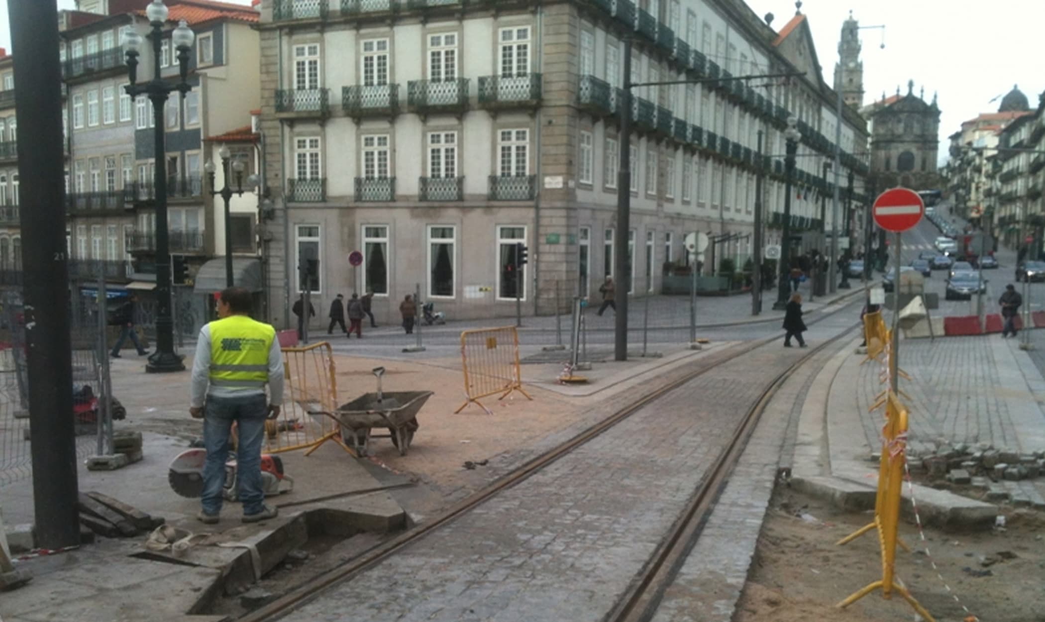 Reabilitação do Eixo viário Mouzinho-Flores